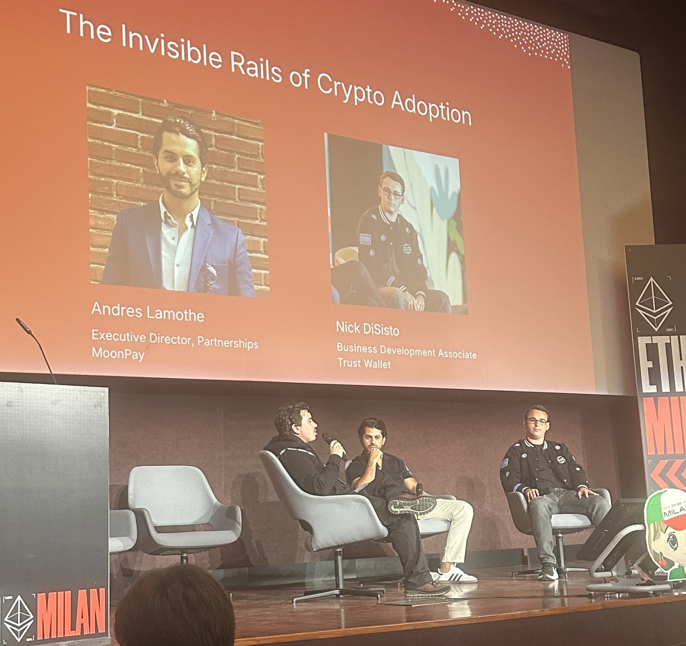 Adozione crypto al panel Invisible Rails of Crypto Adoption di ETHMilan 2026 con Andres Lamothe di MoonPay e Nick DiSisto di Trust Wallet