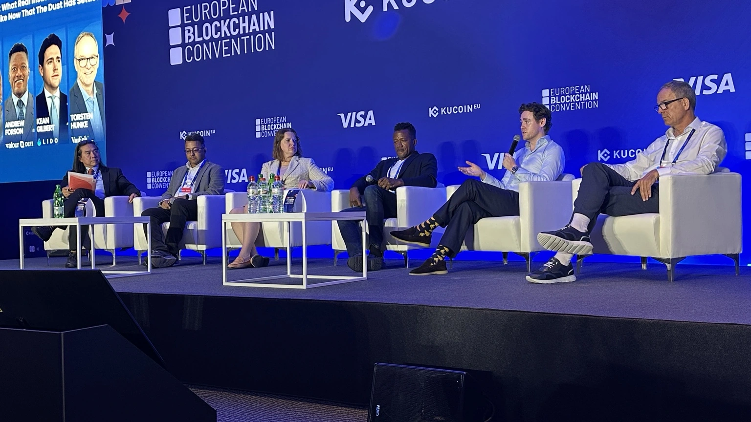 Panel della European Blockchain Convention 2026 dedicato a crypto ETF, ETP e adozione istituzionale sul palco di Barcellona